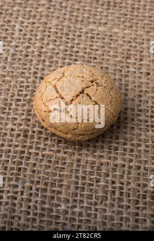 Amande turc cookie dans la main sur une toile de lin Banque D'Images