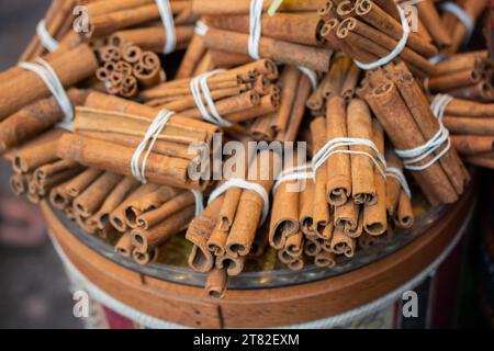 Pile de bâtons de cannelle en vue comme arrière-plan Banque D'Images