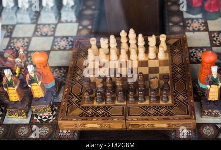 Conseil d'échecs sur une table en verre dans la vue Banque D'Images