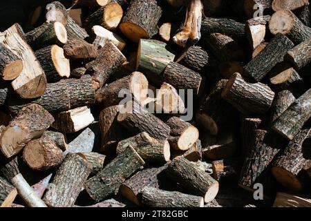 Pile de bois de chauffage. Pile de bois de bûches préparées pour la cheminée Banque D'Images