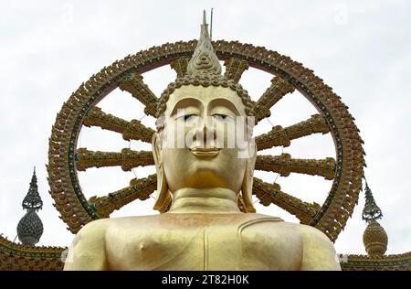 Portrait, Bouddha devant la roue du Dharma, Grand Temple du Bouddha, Wat Phra Yai, sur Ko Phan, Koh Samui, Thaïlande Banque D'Images