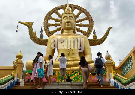 Le Grand Bouddha dans Mara pose, Grand Bouddha Temple, Wat Phra Yai, sur Ko Phan, Koh Samui, Thaïlande Banque D'Images