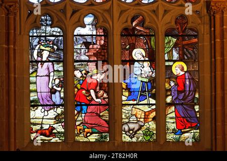 Vitrail coloré représentant la naissance de Jésus, Marie avec l'enfant Jésus, St. Cathédrale de Corentin, Quimper aussi Kemper, Bretagne, France Banque D'Images