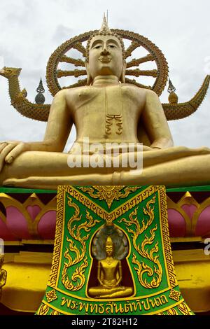 Le Grand Bouddha dans Mara pose, Grand Bouddha Temple, Wat Phra Yai, sur Ko Phan, Koh Samui, Thaïlande Banque D'Images