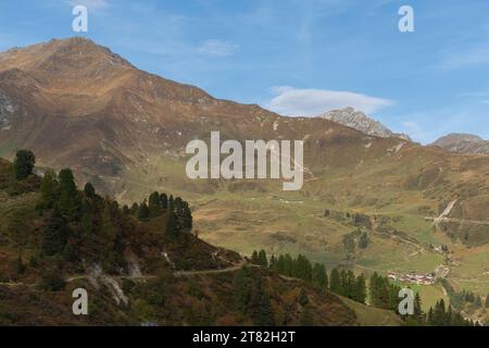 Randonnée Eggalm à Tux-Vorderlanersbach (1257m), Vallée de Tux, Alpes de Zillertal, paysage alpin, village alpin, végétation clairsemée, Tyrol, Autriche Banque D'Images