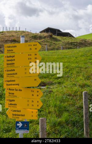 Randonnée Eggalm à Tux-Vorderlanersbach (1257m), Tuxer Tal, Zillertal Alpes, panneau avec informations horaires pour les randonneurs, Tyrol, Autriche Banque D'Images