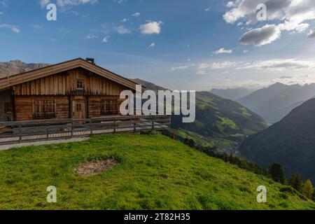 Randonnée Eggalm à Tux-Vorderlanersbach (1257m), Vallée de Tux, Alpes de Zillertal, cabane en bois, paysage alpin, ciel bleu, Tyrol, Autriche Banque D'Images