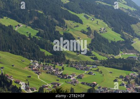 Randonnée Eggalm à Tux-Vorderlanersbach (1257m), vallée de Tux, Alpes de Zillertal, municipalité de Vorderlanersbach par en haut, forêt de conifères, Tyrol, Autriche Banque D'Images