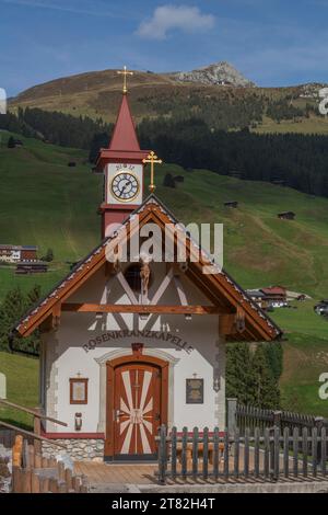 Rosenkranzkapelle, Almdorf Gemais, vue extérieure, entrée, devant, emplacement à flanc de colline, horloge tour, monde de montagne alpin, forêt de conifères, bleu Banque D'Images