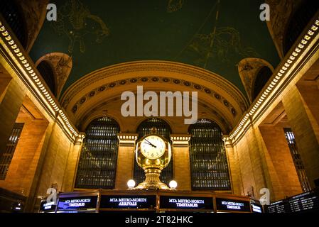 La célèbre horloge au sommet du kiosque d'information dans Grand Central terminal main Concourse - Manhattan, New York City Banque D'Images