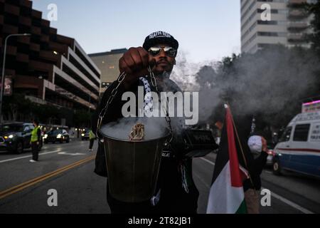 Los Angeles, États-Unis. 17 novembre 2023. Des manifestants, dirigés par le mouvement de la jeunesse palestinienne, se sont rassemblés devant le consulat général d'Israël à Los Angeles pour protester contre le siège en cours de la bande de Gaza par Israël et la crise humanitaire qu'il provoque. (Photo Adam Delgiudice/SOPA Images/Sipa USA) crédit : SIPA USA/Alamy Live News Banque D'Images