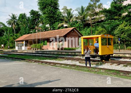 Les visiteurs de l'ancienne gare de Bukit Timah, qui fait maintenant partie de la ceinture verte du corridor ferroviaire, prennent des photos souvenirs Banque D'Images