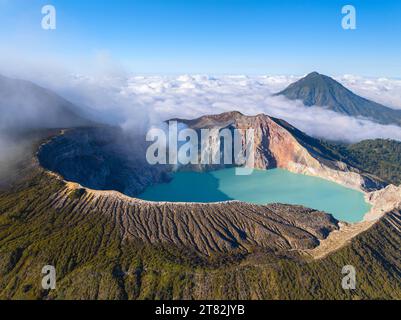 Vue aérienne de la falaise rocheuse au volcan Kawah Ijen avec lac d'eau sulfureuse turquoise au lever du soleil.Amazing vue du paysage de la nature à East Java, Indonesia.Natu Banque D'Images