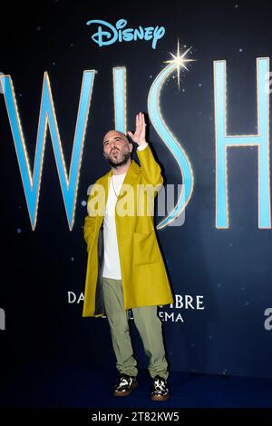 Le chanteur italien Giuliano Sangiorgi assiste à la première italienne de 'Wish' au Space Cinema Moderno Roma le 17 novembre 2023 à Rome, en Italie. Banque D'Images