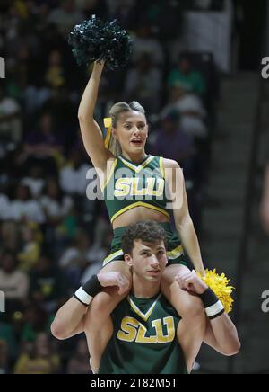 Hammond, États-Unis. 17 novembre 2023. Deux cheerleaders se Louisiana Lady Lions jouent dans un timeout lors d'un match féminin de basket-ball universitaire au University Center de Hammond, Louisiane, le vendredi 17 novembre 2023. (Photo de Peter G. Forest/Sipa USA) crédit : SIPA USA/Alamy Live News Banque D'Images