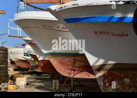 Bateaux de pêche amarrés au port de Byblos, une nouvelle couche de peinture vous attend. Le port date de 3000 av. J.-C., considéré comme le plus ancien du monde. Décembre 2022, Liban. Banque D'Images