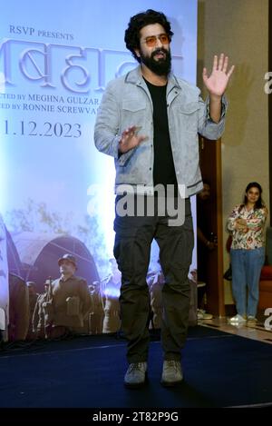 Kolkata, Inde. 17 novembre 2023. L'acteur Bollywood Vicky Kaushal participe à la promotion du film 'Sam Bahadur' à Kolkata, en Inde, le 17 novembre 2023. (Photo de Debajyoti Chakraborty/NurPhoto)0 crédit : NurPhoto SRL/Alamy Live News Banque D'Images