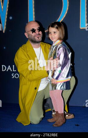 Rome, Italie. 17 novembre 2023. Le chanteur italien Giuliano Sangiorgi et Stella Sangiorgi assistent à la première italienne de ''Wish'' au Space Cinema Moderno Roma le 17 novembre 2023 à Rome, Italie (photo de Massimo Valicchia/NurPhoto)0 crédit : NurPhoto SRL/Alamy Live News Banque D'Images