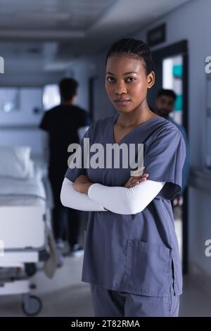 Portrait d'une femme médecin afro-américaine debout dans le couloir hospitalier Banque D'Images
