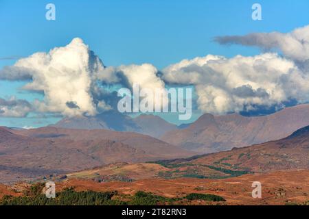 Plockton Loch Carron Wester Ross Écosse vue des rochers avec soleil d'automne sur les montagnes Applecross et Ben Alligin Banque D'Images