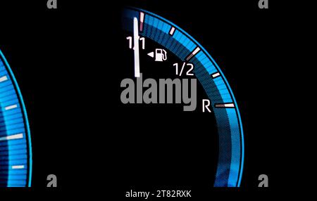 Jauge de carburant de voiture indiquant le réservoir plein. Indicateurs numériques de tableau de bord de voiture Banque D'Images