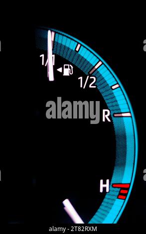 Jauge de carburant de voiture indiquant le réservoir plein. Indicateurs numériques de tableau de bord de voiture Banque D'Images