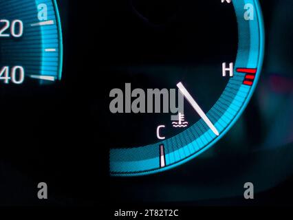 Gros plan de la jauge de température de la voiture. Indicateurs numériques de tableau de bord de voiture Banque D'Images