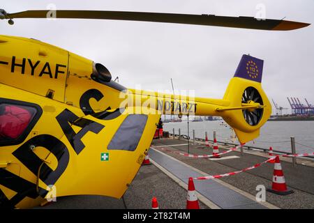 Hélicoptère de secours atterri dans le port de Hambourg. Banque D'Images