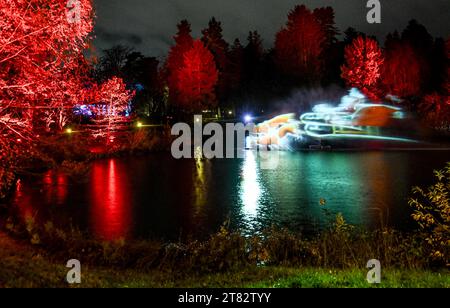 Berlin, Allemagne. 17 novembre 2023. Des installations lumineuses colorées peuvent être vues dans le cadre de l'événement du jardin de Noël dans le jardin botanique de Berlin. Le jardin botanique sera illuminé pour Noël jusqu’au 14 janvier 2024. Crédit : Britta Pedersen/dpa/Alamy Live News Banque D'Images