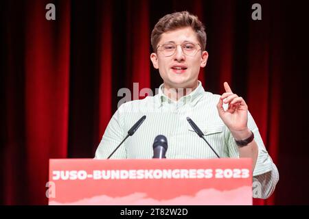 Brunswick, Allemagne. 17 novembre 2023. Philipp Türmer, candidat à la présidence fédérale des jeunes socialistes (Jusos), prononce son discours de candidature au Congrès fédéral des jeunes socialistes (Jusos). Crédit : Moritz Frankenberg/dpa/Alamy Live News Banque D'Images