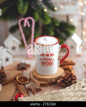 Tasse du nouvel an avec une modification de boisson chaude . Le concept de vacances d'hiver. Ambiance magique détendue confortable dans la maison Banque D'Images