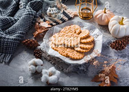 Biscuits Chai latte ou biscuits au gingembre avec citrouilles et bougies pour la saison d'automne Banque D'Images