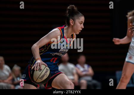 Adélaïde, Australie. 18 novembre 2023. Adélaïde, Australie, 18 novembre 2023 : Taylor Mole (11 Adelaide Lightning) dribble le ballon lors du match Cygnett WNBL entre Adelaide Lightning et Southside Flyers à l'Adelaide 36ers Arena à Adélaïde, Australie (Noe Llamas/SPP) crédit : SPP Sport Press photo. /Alamy Live News Banque D'Images
