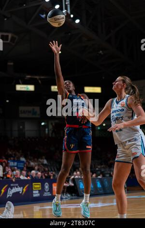 Adélaïde, Australie. 18 novembre 2023. Adélaïde, Australie, 18 novembre 2023 : Jocelyn Willoughby (13 Adelaide Lightning) se dirige vers le panier lors du match de Cygnett WNBL entre Adelaide Lightning et Southside Flyers à l'Adelaide 36ers Arena à Adélaïde, Australie (Noe Llamas/SPP) crédit : SPP Sport Press photo. /Alamy Live News Banque D'Images