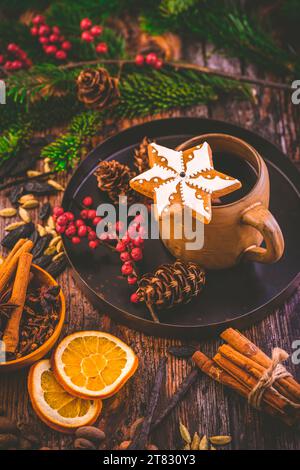 Vin rouge chaud de Noël avec épices et agrumes et biscuit au pain d'épice Banque D'Images