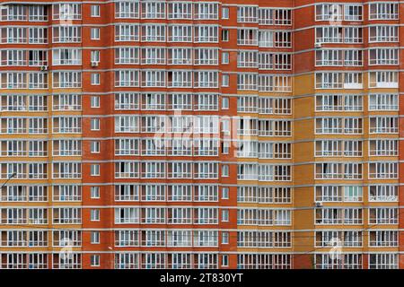 grand mur d'immeuble d'appartements russe bon marché avec une énorme quantité de fenêtres, fond plein cadre et texture Banque D'Images