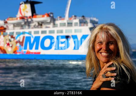 Île d'Elbe, Livourne, Italie - 22 mai 2017 : Portrait de la présentatrice de télévision italienne Maria Teresa Ruta avec le ferry Moby Line en arrière-plan Banque D'Images