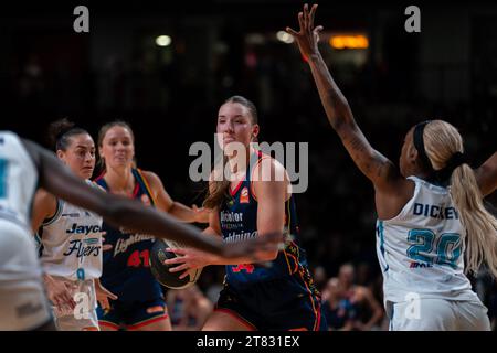 Adélaïde, Australie. 18 novembre 2023. Adélaïde, Australie, 18 novembre 2023 : Isabelle Bourne (34 Adelaide Lightning) passe le ballon lors du match de Cygnett WNBL entre Adelaide Lightning et Southside Flyers à l'Adelaide 36ers Arena à Adélaïde, Australie (Noe Llamas/SPP) crédit : SPP Sport Press photo. /Alamy Live News Banque D'Images