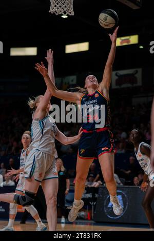 Adélaïde, Australie. 18 novembre 2023. Adélaïde, Australie, 18 novembre 2023 : Isabelle Bourne (34 Adelaide Lightning) se dirige vers le panier lors du match de Cygnett WNBL entre Adelaide Lightning et Southside Flyers à l'Adelaide 36ers Arena à Adélaïde, Australie (Noe Llamas/SPP) crédit : SPP Sport Press photo. /Alamy Live News Banque D'Images