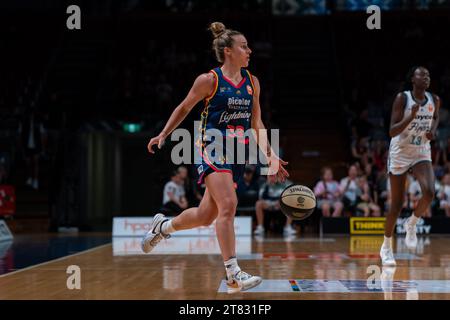 Adélaïde, Australie. 18 novembre 2023. Adélaïde, Australie, 18 novembre 2023 : Lauren Mansfield (33 Adelaide Lightning) dribble le ballon lors du match de Cygnett WNBL entre Adelaide Lightning et Southside Flyers à l'Adelaide 36ers Arena à Adélaïde, Australie (Noe Llamas/SPP) crédit : SPP Sport Press photo. /Alamy Live News Banque D'Images