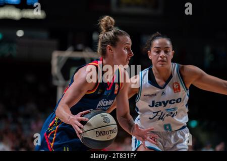 Adélaïde, Australie. 18 novembre 2023. Adélaïde, Australie, 18 novembre 2023 : Lauren Mansfield (33 Adelaide Lightning) dribble le ballon lors du match de Cygnett WNBL entre Adelaide Lightning et Southside Flyers à l'Adelaide 36ers Arena à Adélaïde, Australie (Noe Llamas/SPP) crédit : SPP Sport Press photo. /Alamy Live News Banque D'Images