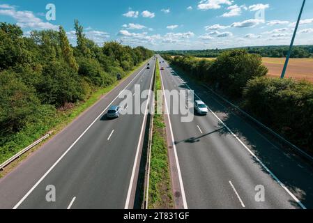 Les voitures circulent le long de l'autoroute A1 M dans le Hertfordshire. Angleterre au Royaume-Uni Banque D'Images