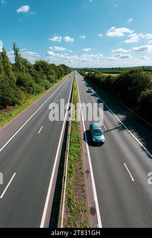 Les voitures circulent le long de l'autoroute A1 M dans le Hertfordshire. Angleterre au Royaume-Uni Banque D'Images