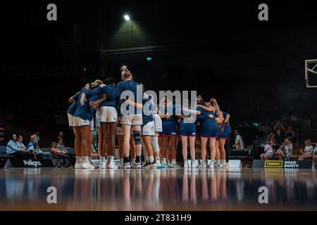 Adélaïde, Australie. 18 novembre 2023. Adélaïde, Australie, 18 novembre 2023 : les deux équipes de joueurs se rassemblent pendant le match de Cygnett WNBL entre Adelaide Lightning et Southside Flyers à l'Adelaide 36ers Arena à Adélaïde, Australie (Noe Llamas/SPP) crédit : SPP Sport Press photo. /Alamy Live News Banque D'Images