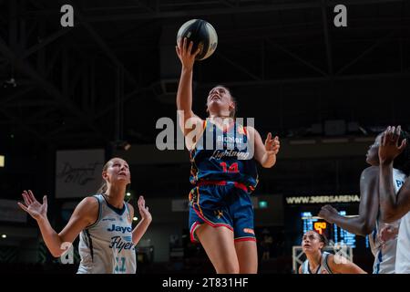 Adélaïde, Australie. 18 novembre 2023. Adélaïde, Australie, 18 novembre 2023 : Isobel Borlase (14 Adelaide Lightning) se dirige vers le panier lors du match Cygnett WNBL entre Adelaide Lightning et Southside Flyers à l'Adelaide 36ers Arena à Adélaïde, Australie (Noe Llamas/SPP) crédit : SPP Sport Press photo. /Alamy Live News Banque D'Images