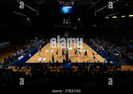 Adélaïde, Australie. 18 novembre 2023. Adélaïde, Australie, 18 novembre 2023 : une vue à l'intérieur du stade pendant le match de Cygnett WNBL entre Adelaide Lightning et Southside Flyers à l'Adelaide 36ers Arena à Adélaïde, Australie (Noe Llamas/SPP) crédit : SPP Sport Press photo. /Alamy Live News Banque D'Images