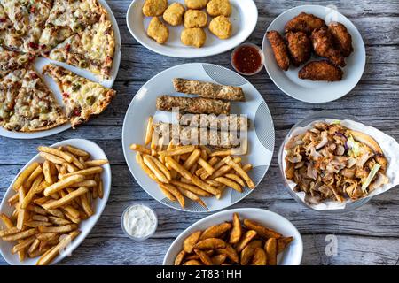 Une vue aérienne de la variété de plats pakistanais de restauration rapide Banque D'Images