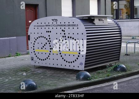 Bruxelles, Brabant, Belgique 11 17 2023 - Streetview closeup sur un parking fermé et sûr de stockage de vélos métalliques dans la région de Bruxelles-Nord promotin Banque D'Images