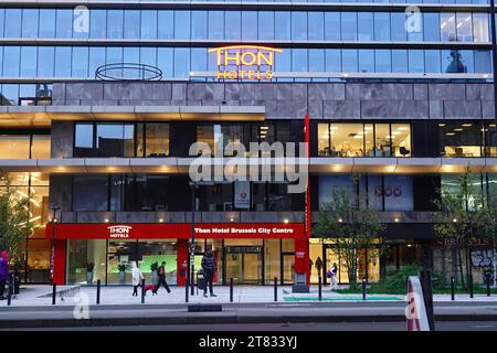 Gros plan naturel sur la grande entrée moderne de l'hôtel Thon dans le quartier de Bruxelles Nord sur la place Rogier et la gare du Nord Vincinity à Brussel Banque D'Images