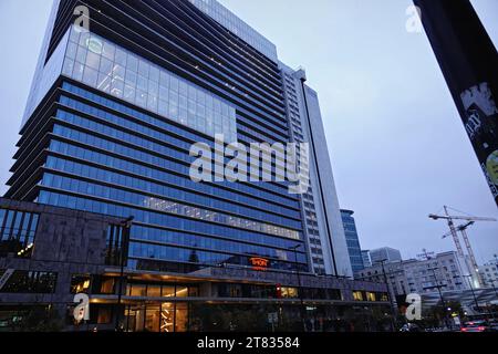 Vue naturelle en bas et grand angle sur le grand hôtel moderne Thon dans le quartier Nord de Bruxelles de la place Rogier et de la gare Nord Banque D'Images